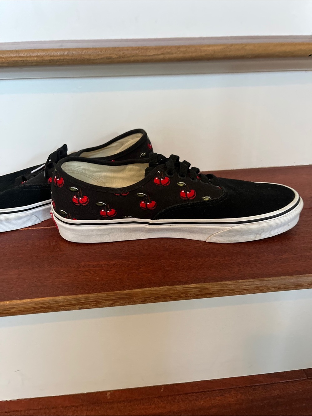 Vans Black Canvas Sneakers Embroidered Red Cherries Size Women 9.5 or Men’s 8 - Picture 5 of 9